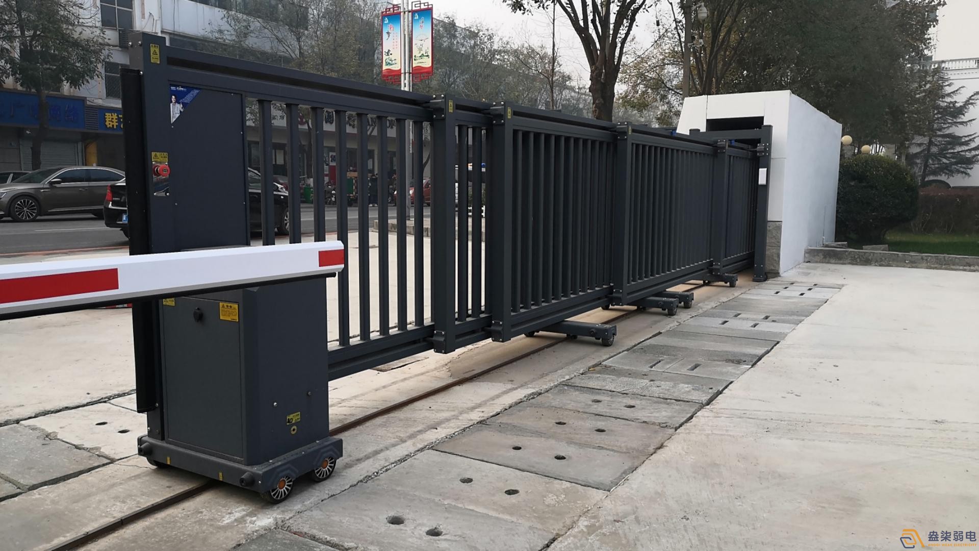 工厂门禁怎么选？三辊闸+一卡通方案更实用